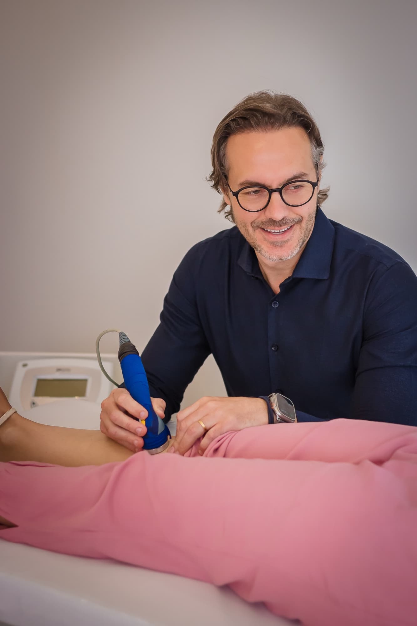 Aplicação de eletroterapia na clínica