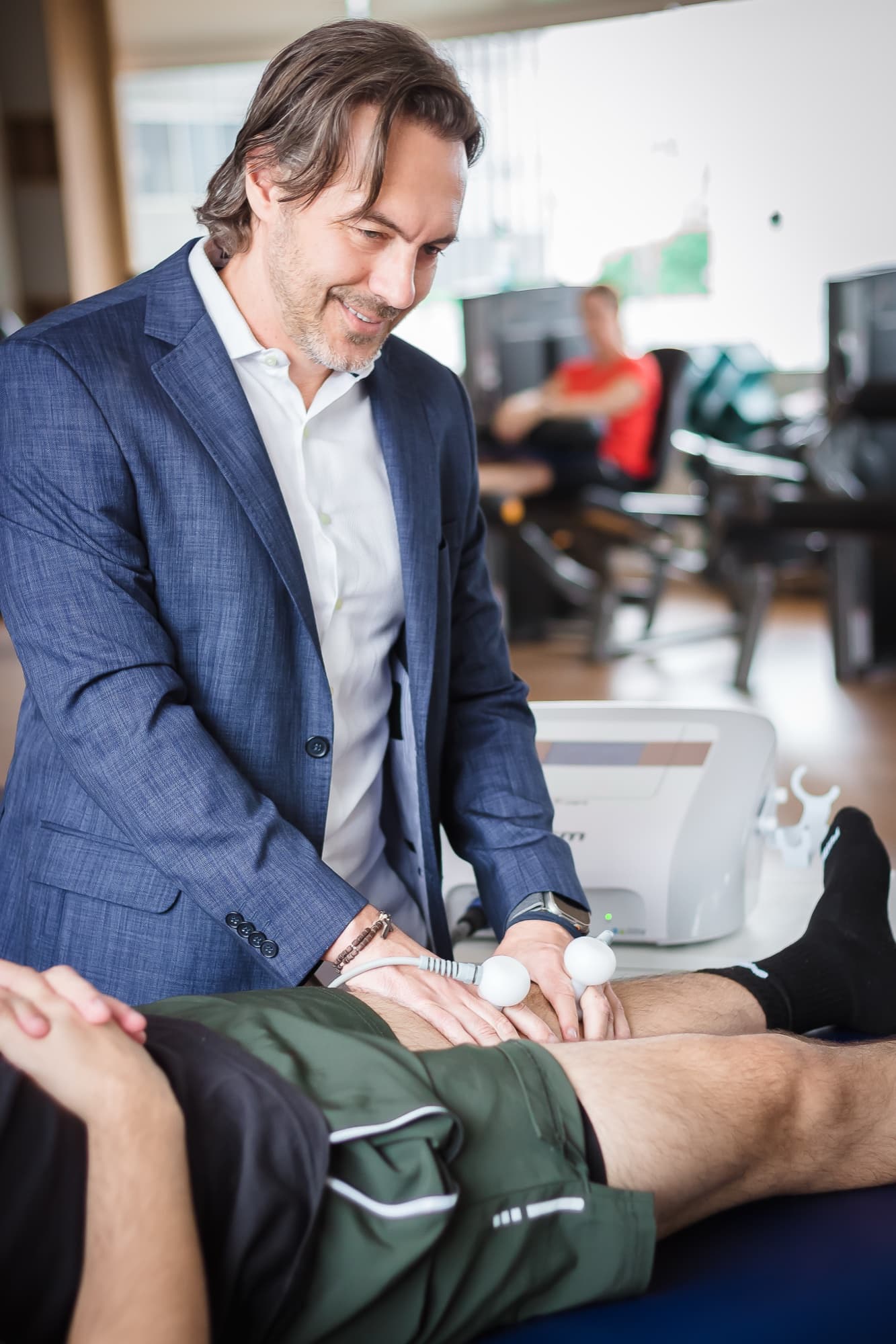 Dr. Filipe Abdalla aplicando eletroterapia em paciente